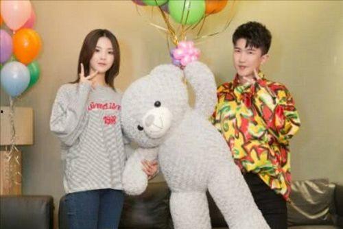 吃瓜娱乐背景图